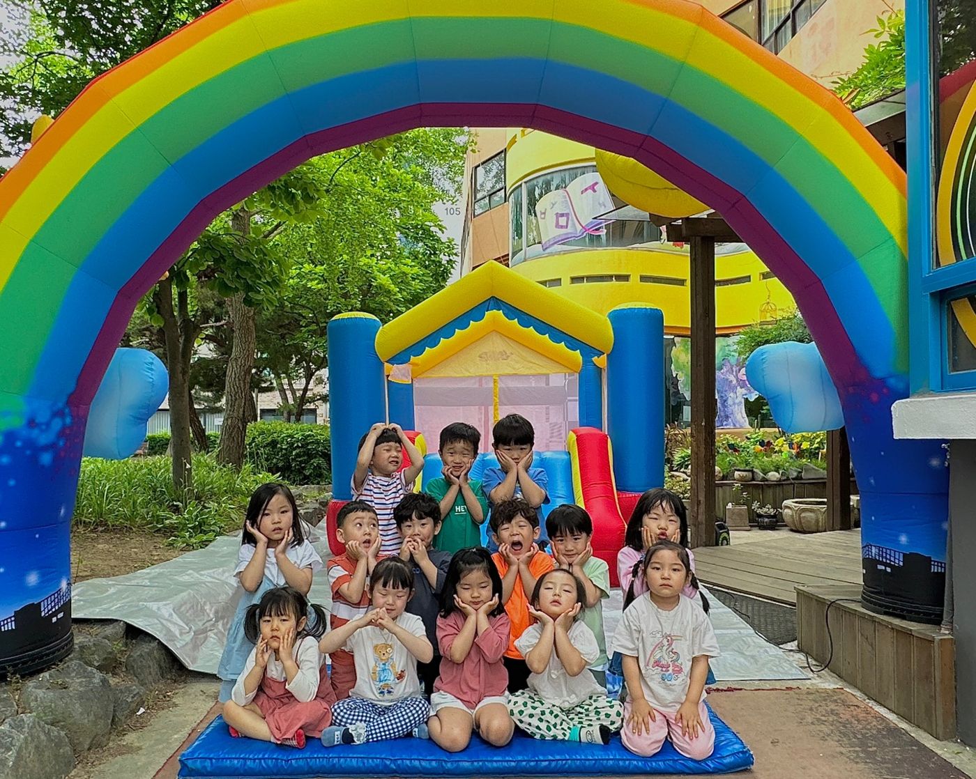 무지개 아치 앞 단체 기념사진